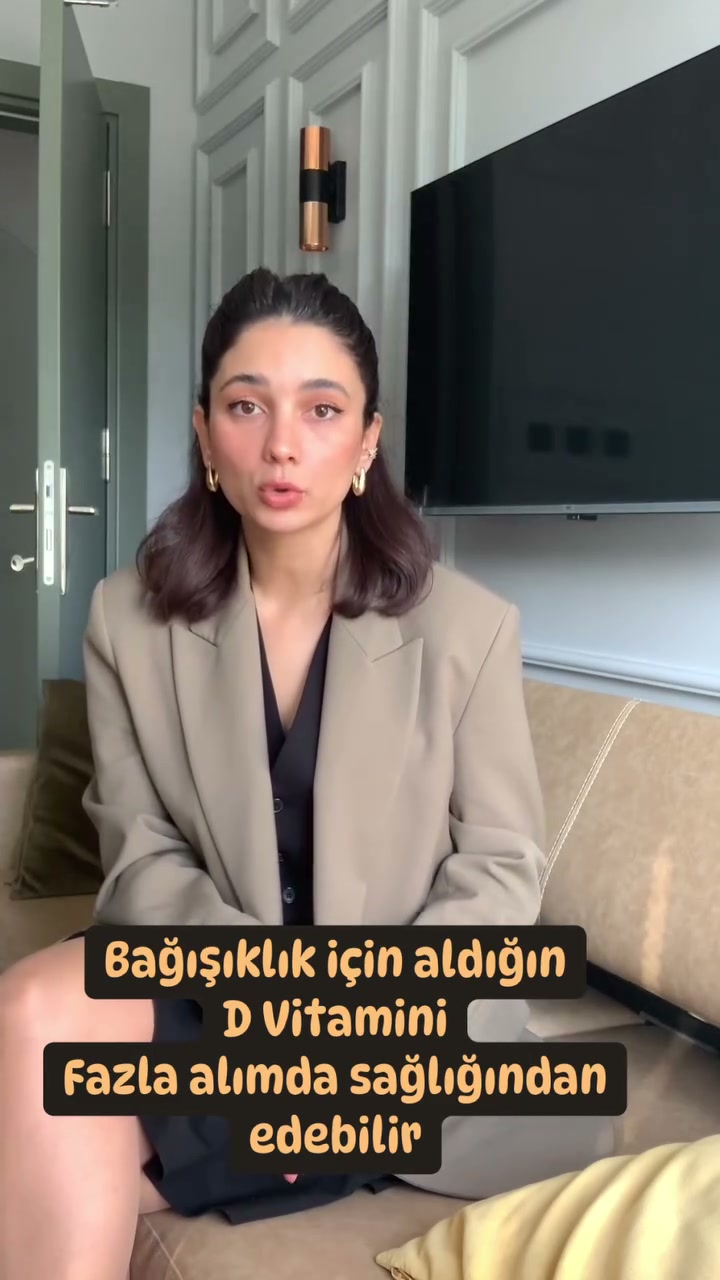 Gülsüm'ün takviyeleri anlattığı eğitim videosundan bir kare